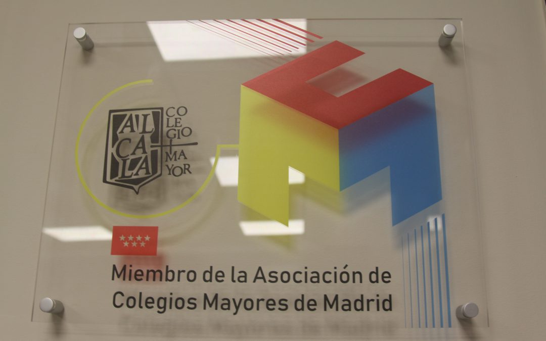 Placa acreditativa de la Asociación de Colegios Mayores de Madrid