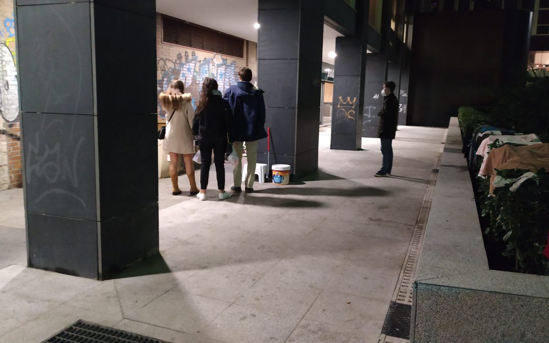 Reparto solidario de gel y mascarillas