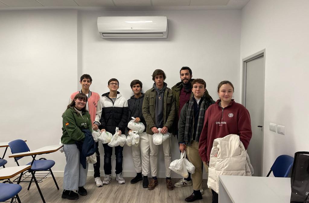 Reparto de bocadillos por la Cena del Hambre