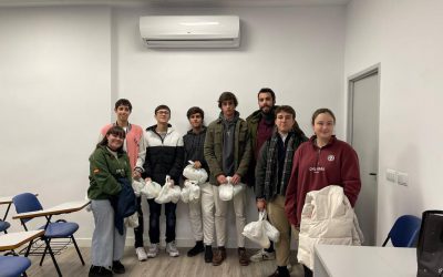 Reparto de bocadillos por la Cena del Hambre