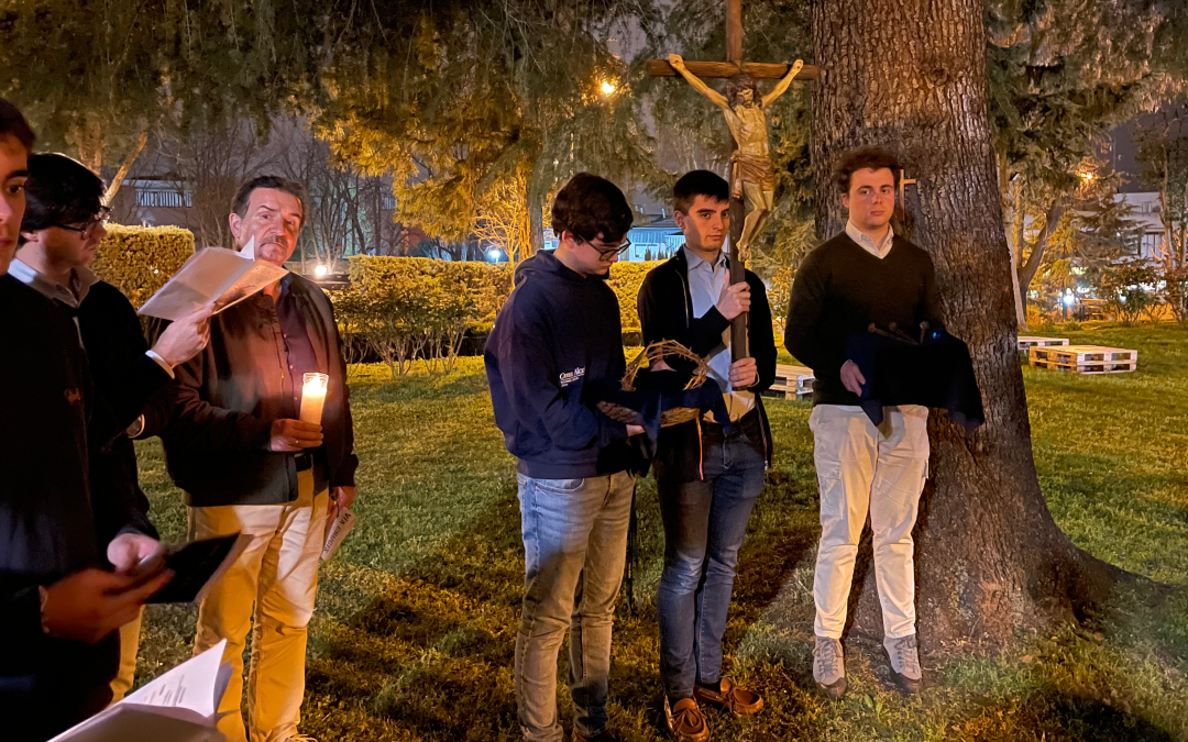 Rezo del «Vía Crucis» organizado por los grupos de fe