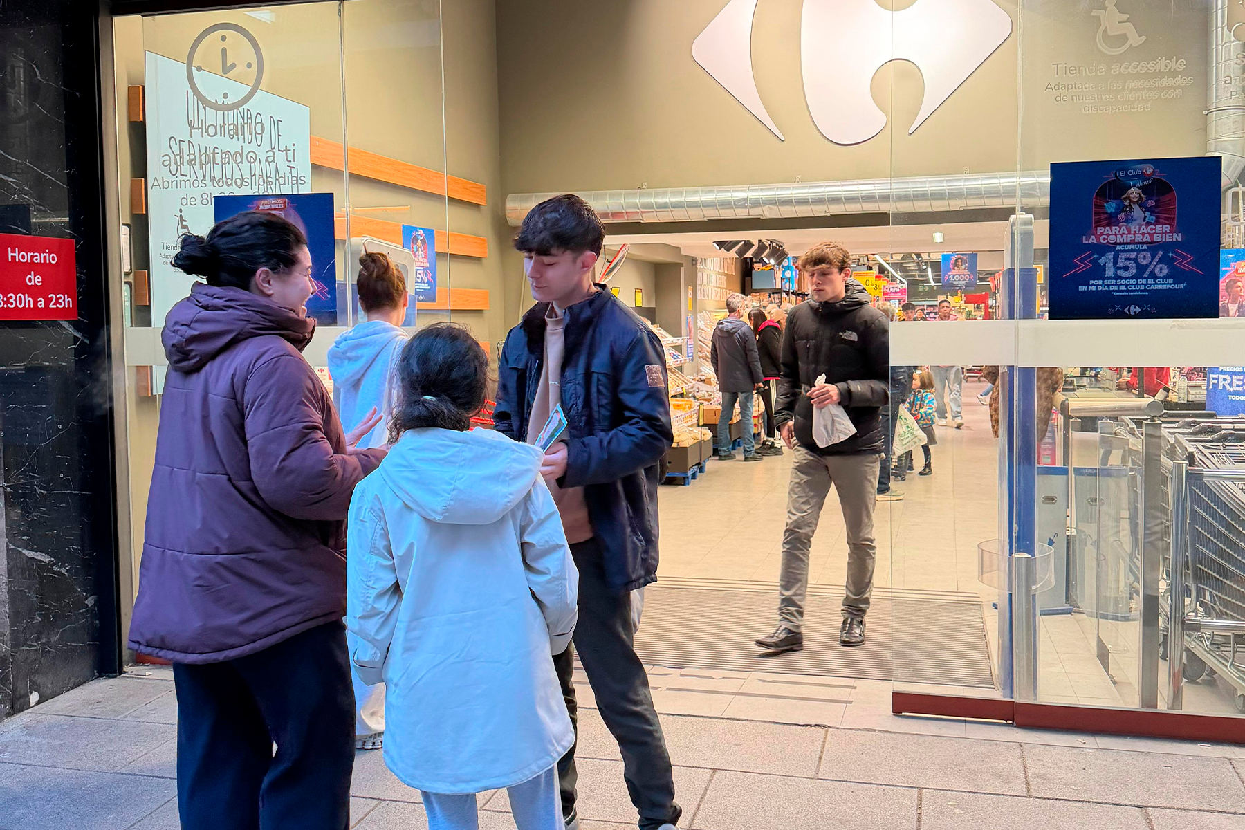 Voluntarios del Colegios Mayor Alcalá de Madrid durante la Recogida de Alimentos