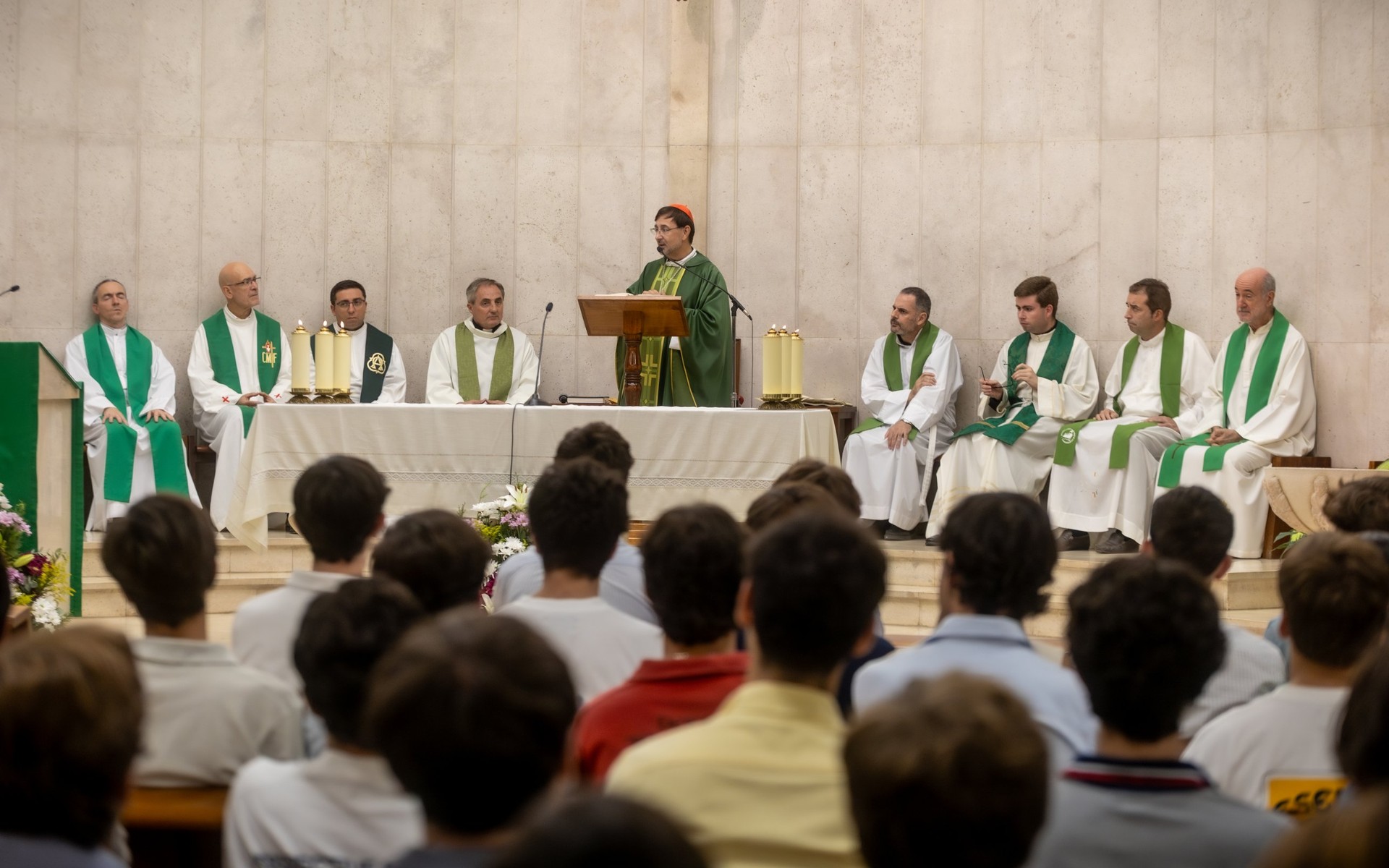 Cardenal José Cobo presidiendo la misa de inicio de curso de la pastoral conjunta de colegios mayores y residencias universitarias de madrid en la parroquia de san bruno