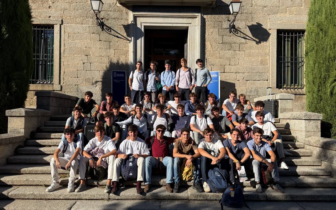 Colegiales del Colegio Mayor Alcalá en la escalinata del Real Centro Universitario Escorial-María Cristina durante las Convivencias Cristianas 2026