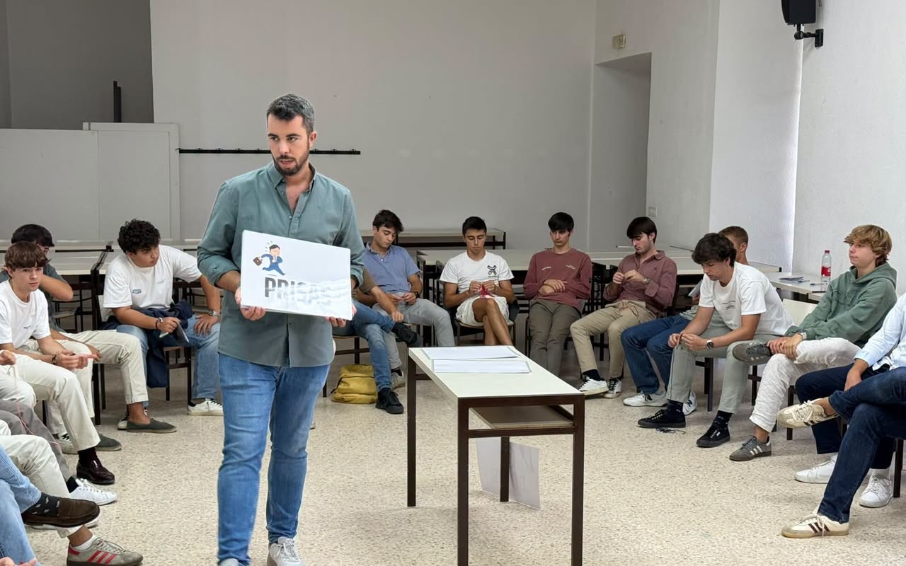 Nuevos colegiales del Colegio Mayor Alcalá durante una dinámica de grupo en las Convivencias Cristianas