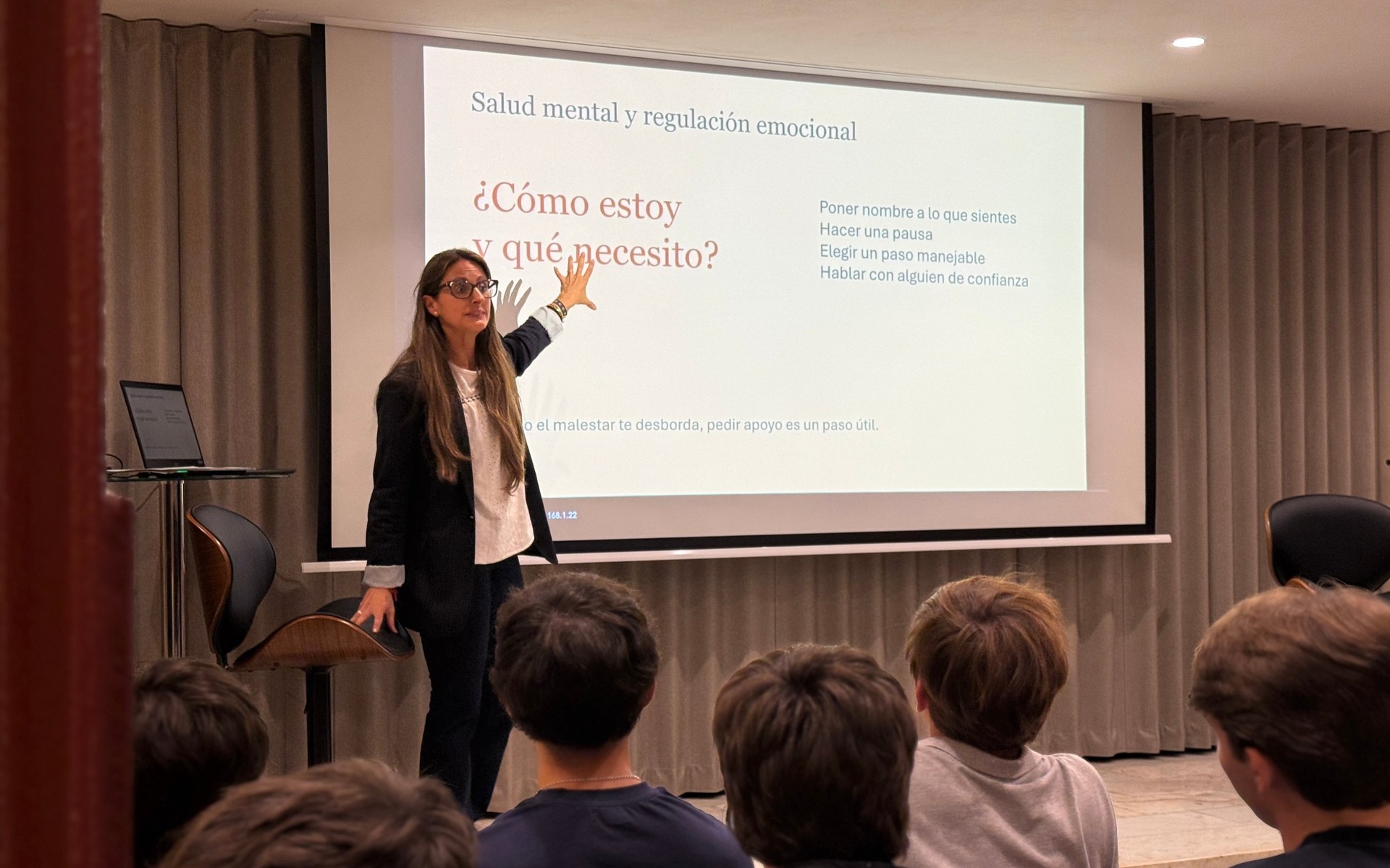 Ester Martin, directora de GEODA, impartiendo un taller a los colegiales del Colegio Mayor Alcalá de Madrid