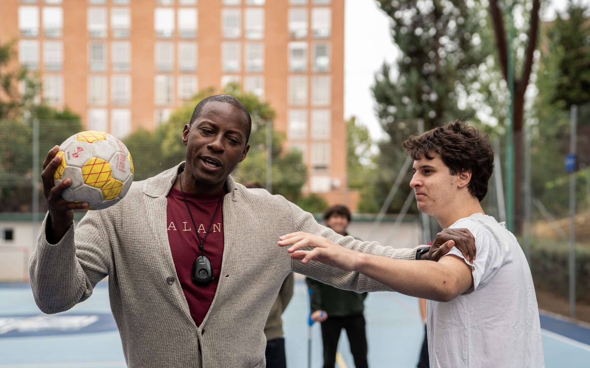 Julio Fis compartiendo un entrenamiento con el equipo de balonmano del Colegio Mayor Alcalá de Madrid